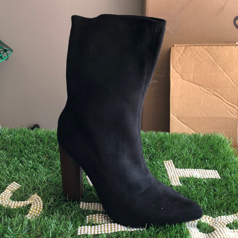 Brand new. Black ankle suede booties